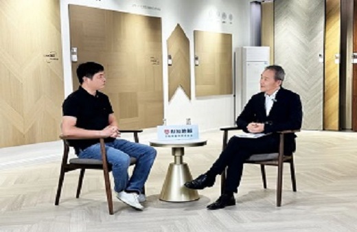 大(da)咖品(pin)鑒 行業堅守(shou)|王石再次莅臨世友地闆總部(bu)，探尋2024世友新(xin)品(pin)背後(hou)奧秘